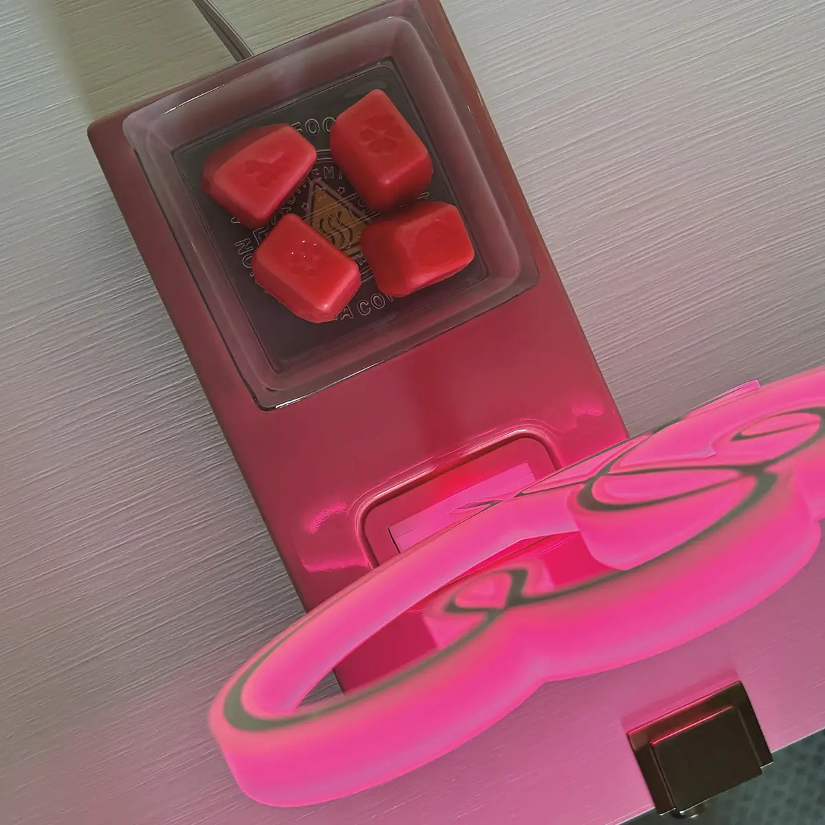 Scentsy January 2025 Warmer of the Month - Sweet on You + Petals & Peaches